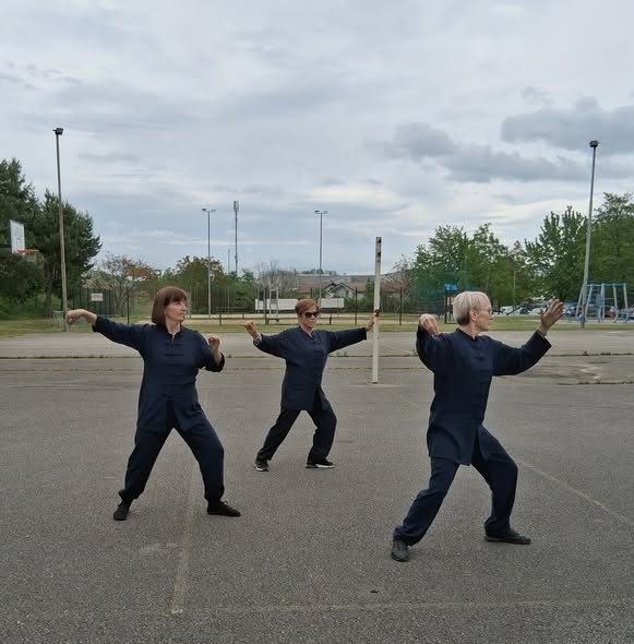 Članice krožka tai či vadijo na prostem